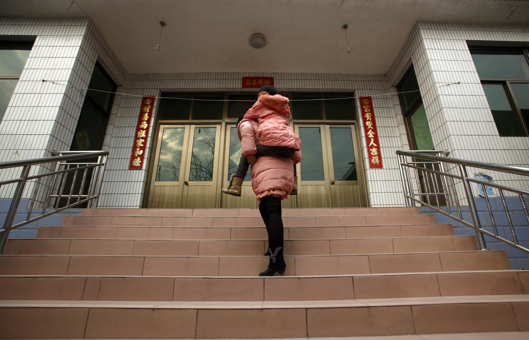 8岁女孩每天靠吃"伟哥"续命 每月花费2000元