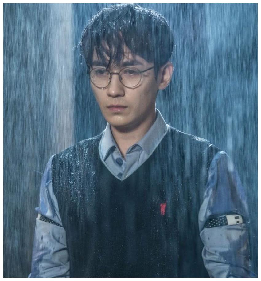 当男星淋成"落汤鸡",朱一龙帅气,王俊凯可爱,而他回到出道前