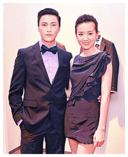 陈坤与董洁终于在一起了?穿情侣装公开秀恩爱,宠溺的眼神好有爱