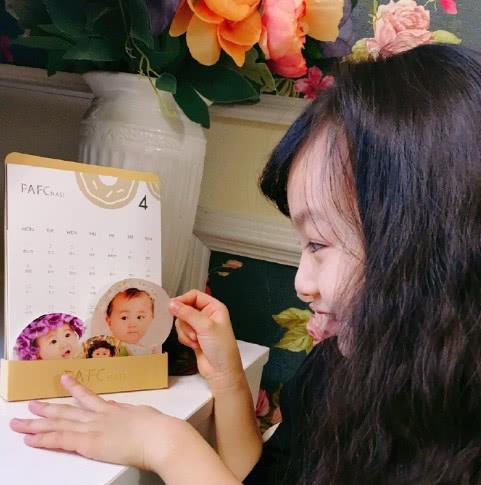 7岁小山竹晒照,长发披肩穿破洞裤戴耳夹,背着妈妈偷偷"臭美"