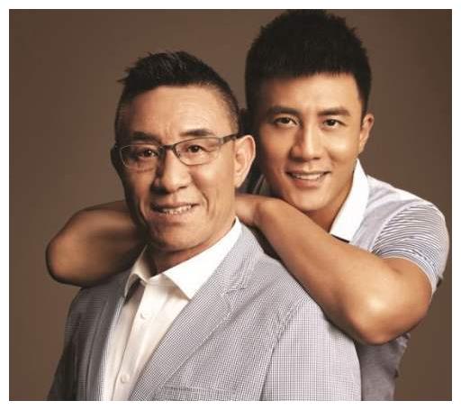 他是名副其实的星二代,今38岁还未婚,而65岁的父亲已经3婚