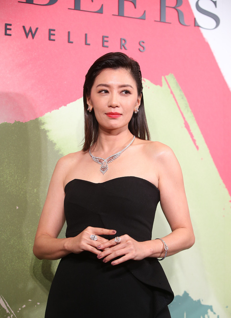 1 / 6 2019年8月28日,台北,贾静雯亮相品牌活动,她身穿黑色抹胸裤装