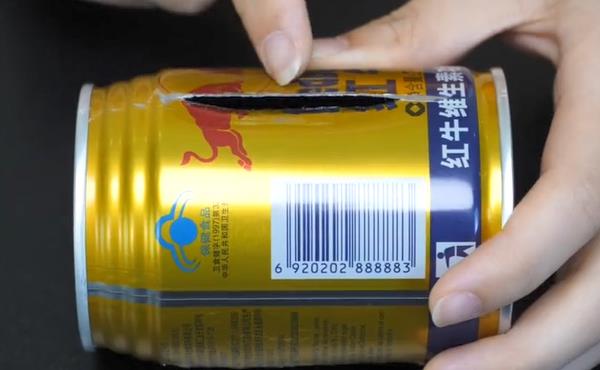 易拉罐不要扔,切几刀放在厨房里,超实用,超市一个要卖几十元!