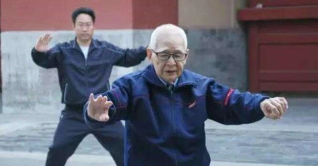 杨益臣的徒弟为陈照旭演练拳法,陈照旭连连称赞,还教杨益臣一系加上了