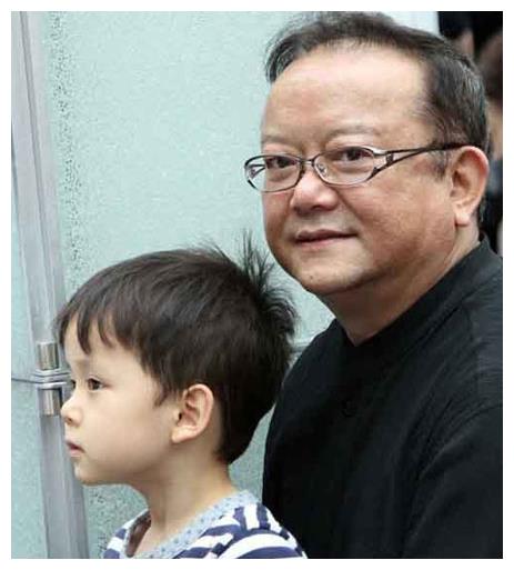 71岁王刚带儿子逛街11岁儿子胖嘟嘟超像他月花百万养娇妻儿子