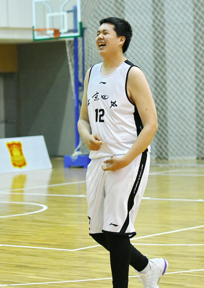 王治郅儿子王熙麟现身篮球比赛 年仅15岁身高已达两米零五