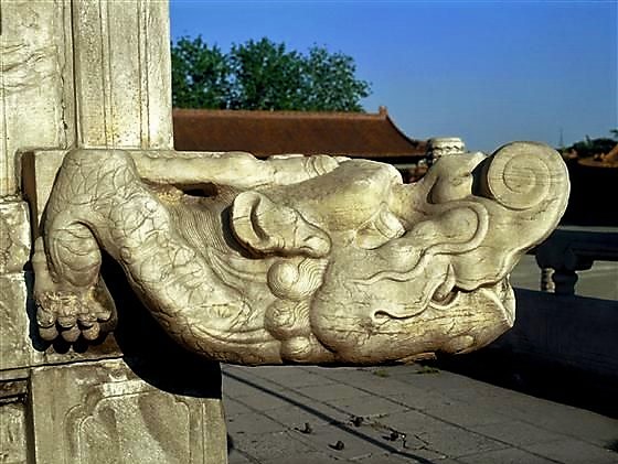 闽南泉州滴水兽百年来历的两个猜想及不同的滴水兽的