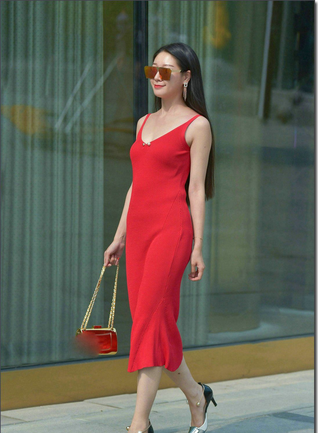 街拍吊带款大红裙贵妇,好身材穿出尊贵典雅__财经头条