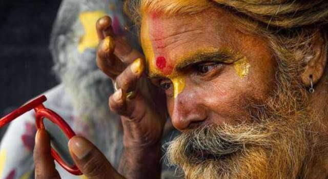 印度最"奇怪"的习俗:女子为求好孕,躺在地上"任人踩"?