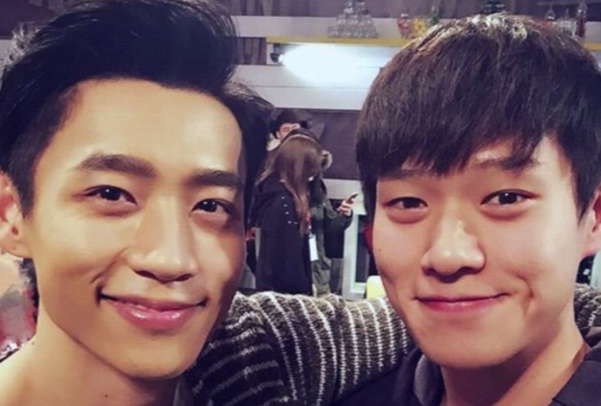 魏大勋和谁合影都挺冷漠唯独和薛之谦不一样承包了我的笑点