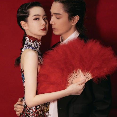 戚薇和老公拍写真,谁注意李承铉的固定手势?传说中的"爱妻手"