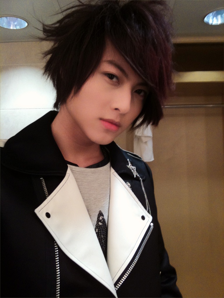 王子邱胜翊发十年间对比照引怀旧热潮获封冻龄王子