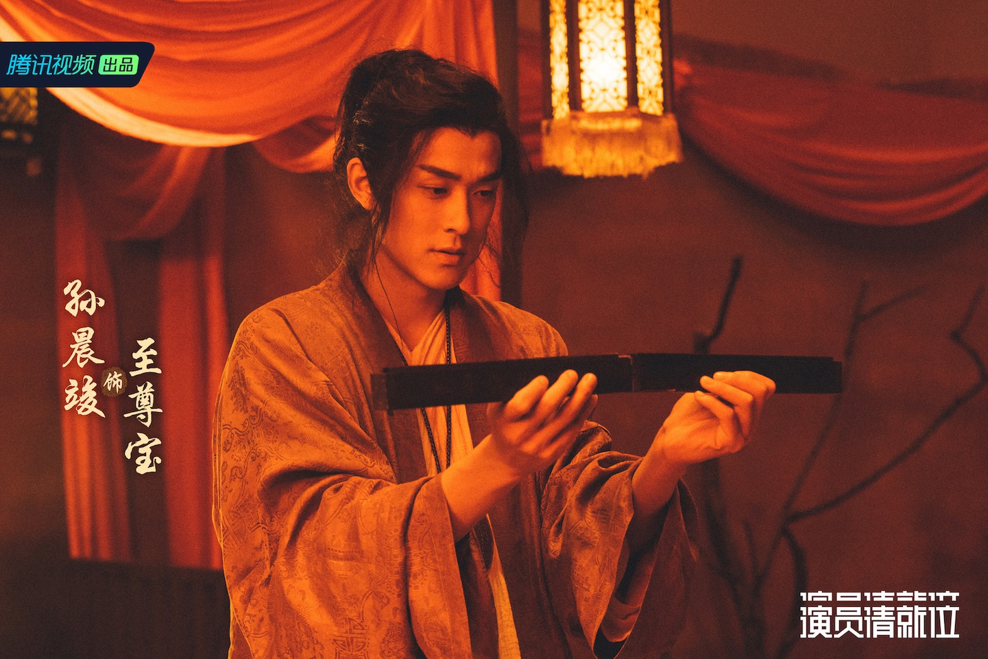 里脱颖而出,被称作"发带小哥哥"的孙晨竣,出生于1996年,身高188cm,是