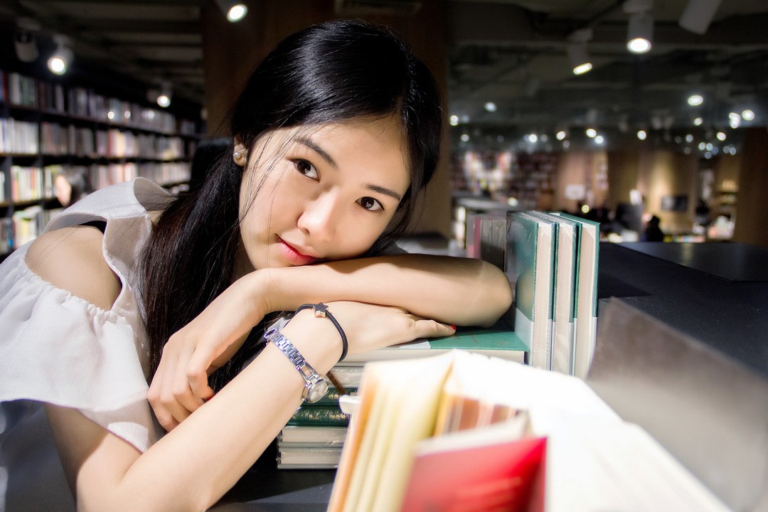 美图分享图书馆看书的清纯长发美女甜美写真图集3