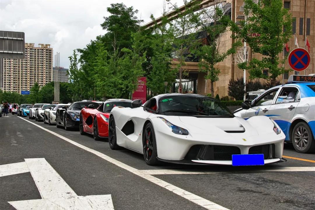 青海高速惊现上亿的超跑车队,进隧道那刻感觉隧道要被"炸塌"了!