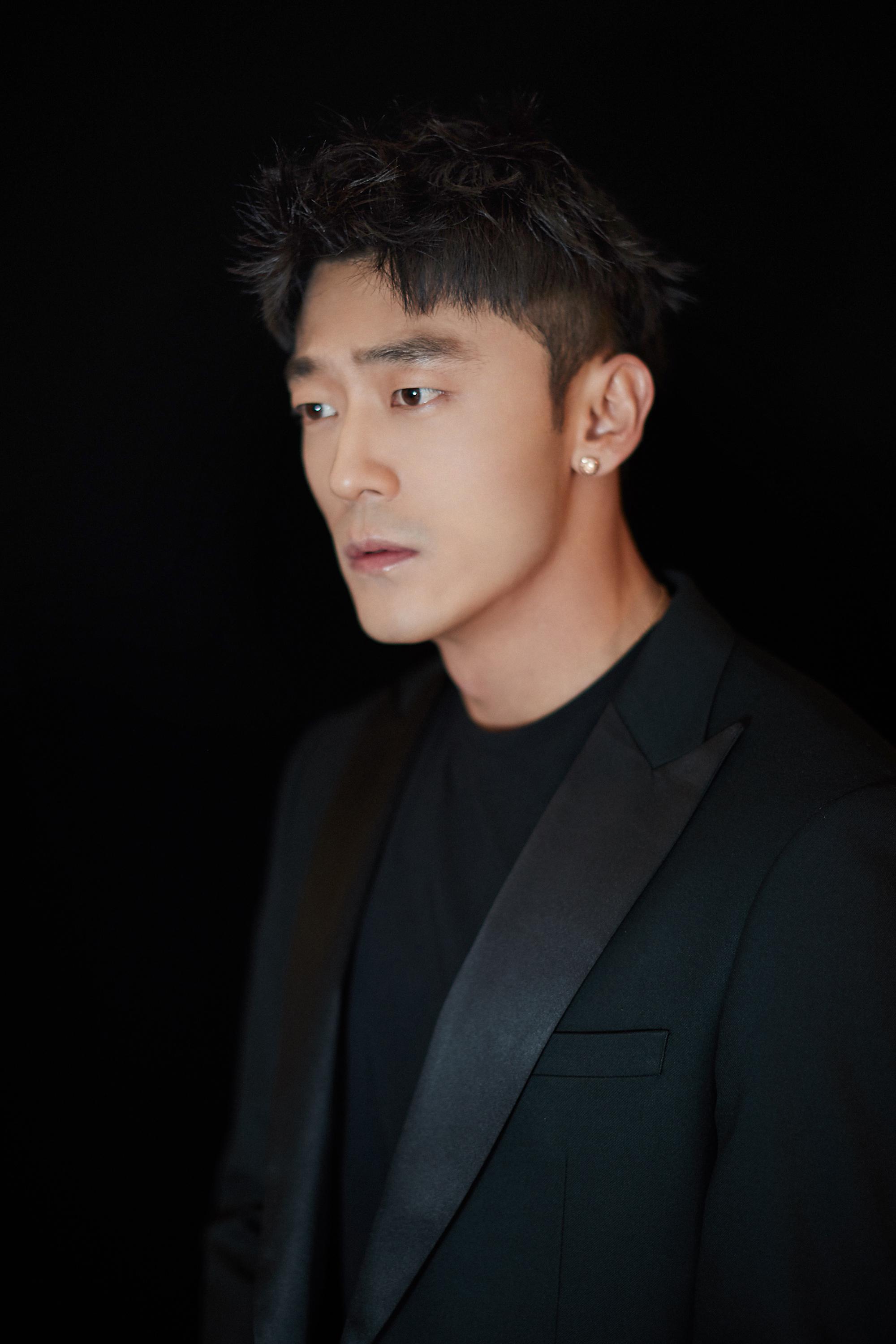 刘俊孝潮范儿亮相上海电影节 雅痞型男时尚撩人