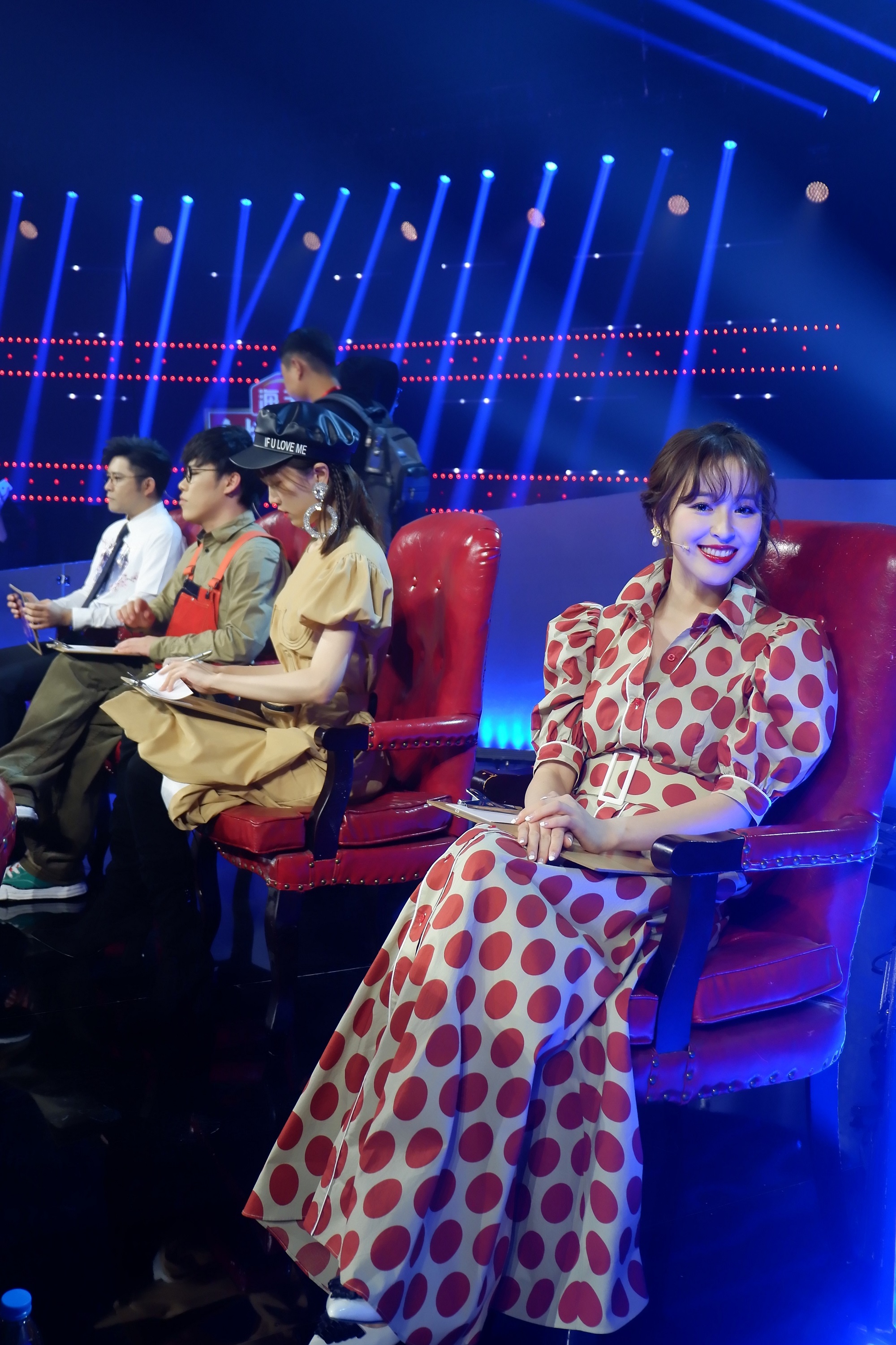 刘雪婧再度登上蒙面猜评团 鬼马精灵展现智慧