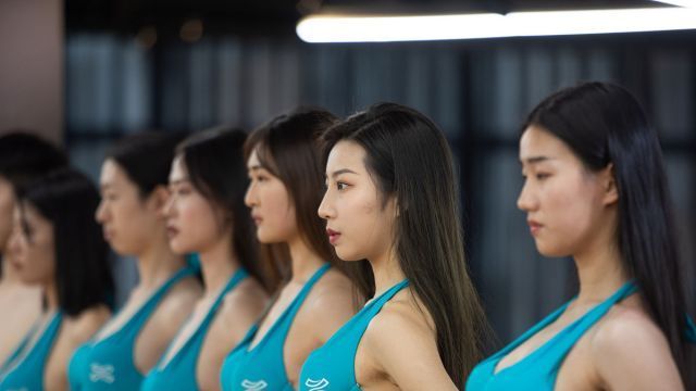 艺考生不畏严寒上演比基尼秀,零下3℃备战艺考_新浪新闻