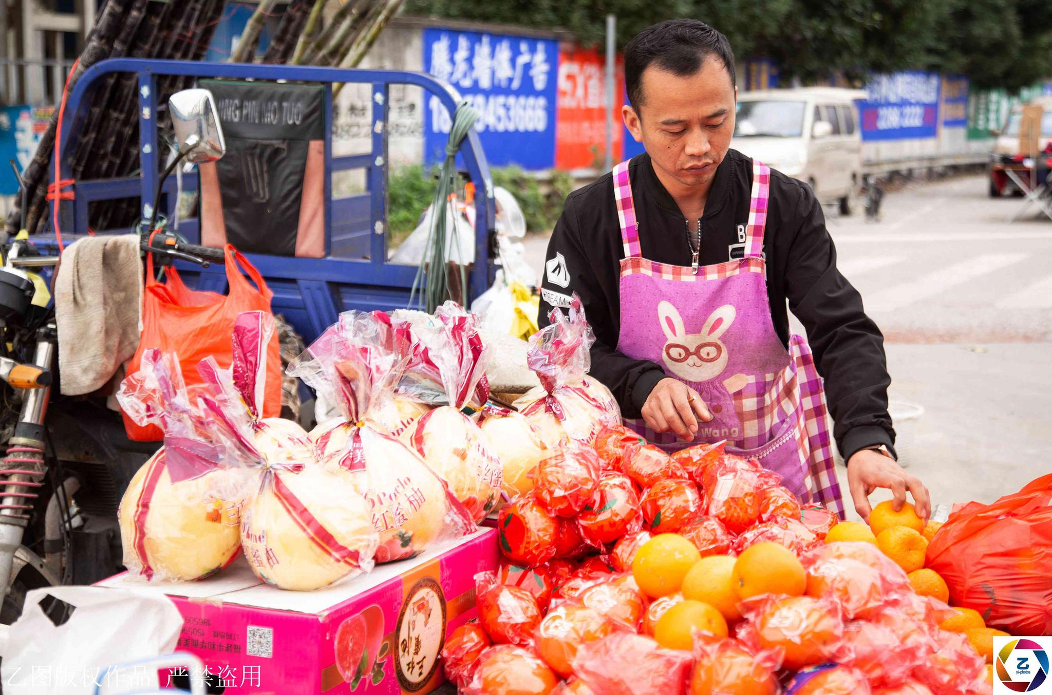 现在,妈妈每天在医院照顾孩子,郑世钮骑着三轮车早出晚归摆摊卖水果