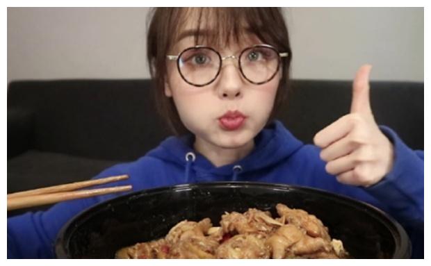 中国最有名的大胃王,朵一7分钟吃15桶火鸡面,她饭量比男人还大