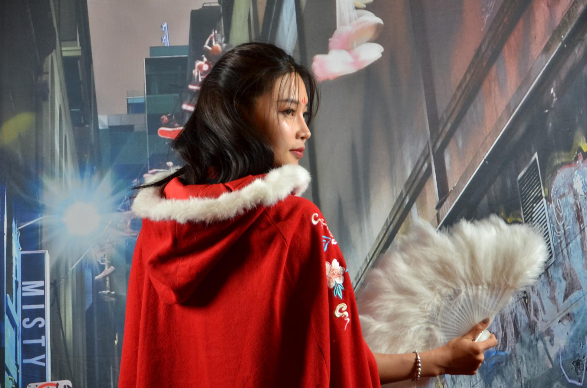 豪华都市的街头夜晚,一个红衣少女在徘徊_高清图集_新浪网