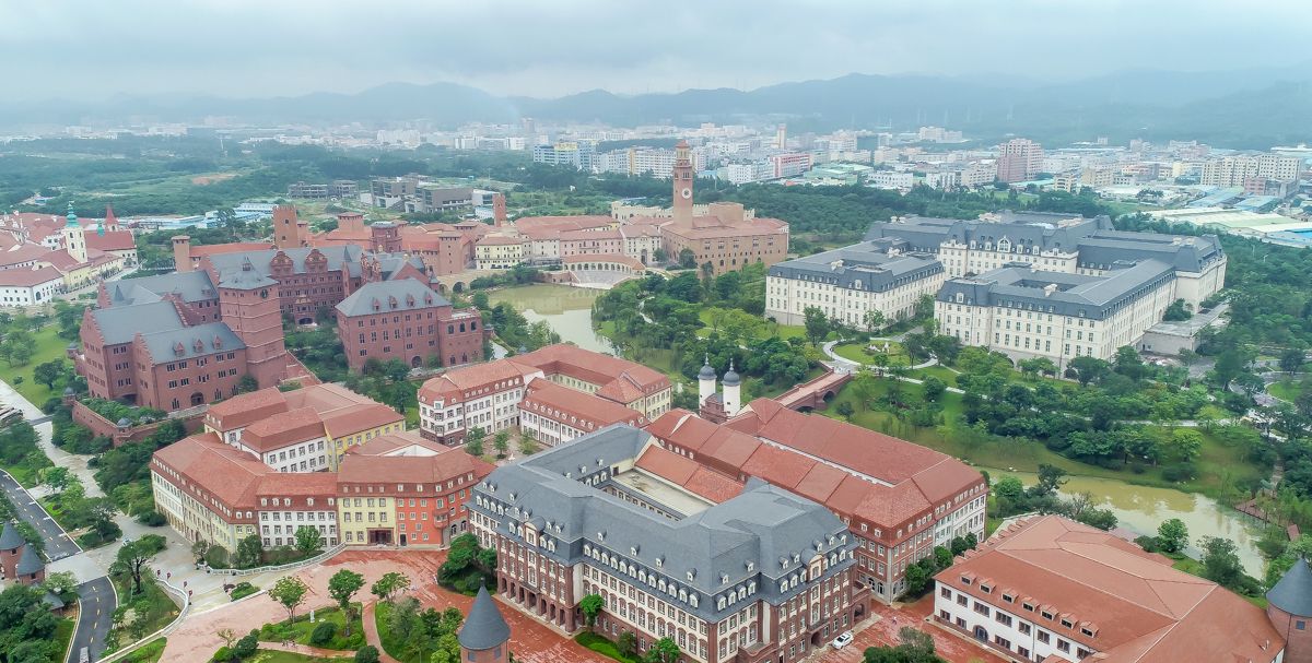 东莞华为,清一色欧式建筑,绿化比例相当惊人