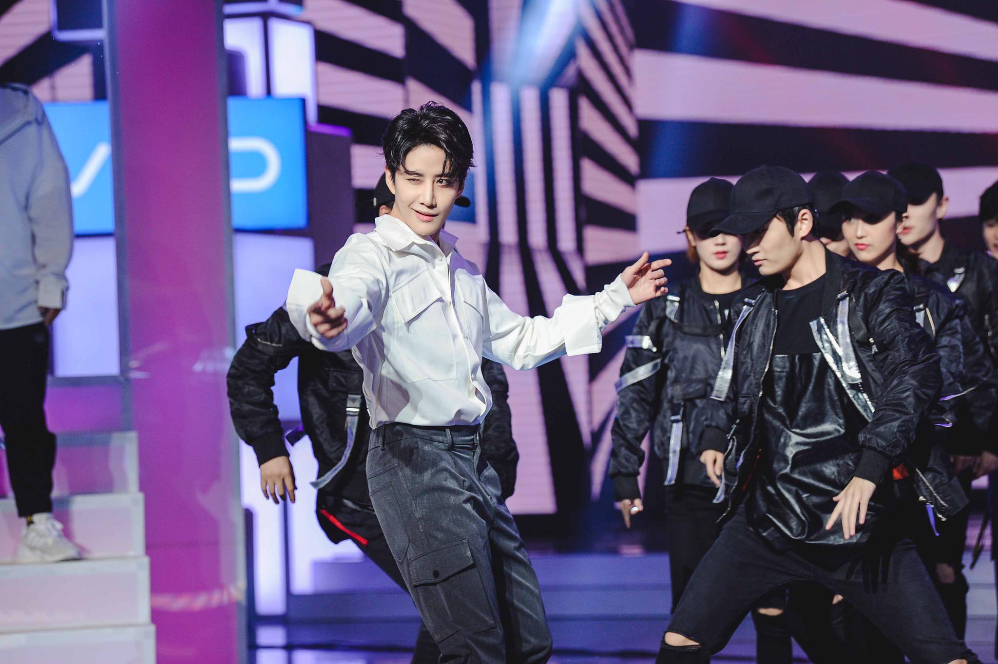 运气爆棚!mike angelo《快乐大本营》与吴昕玩汉字游戏首战获胜