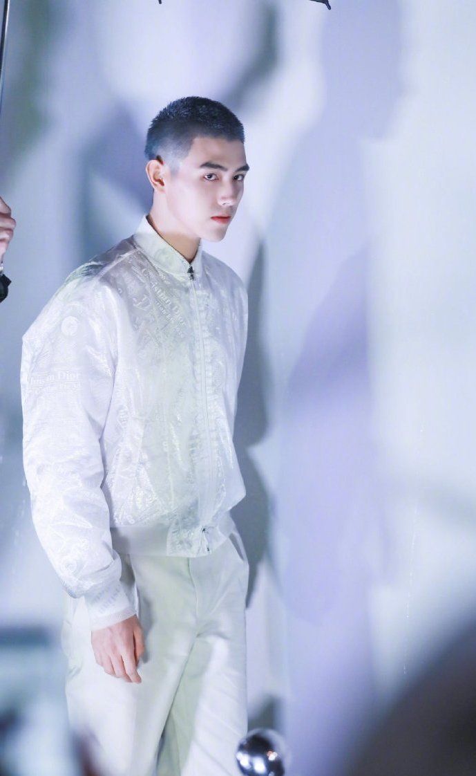 陈飞宇银灰寸头个性张扬,充满未来科技感,魔幻小说男主即视感