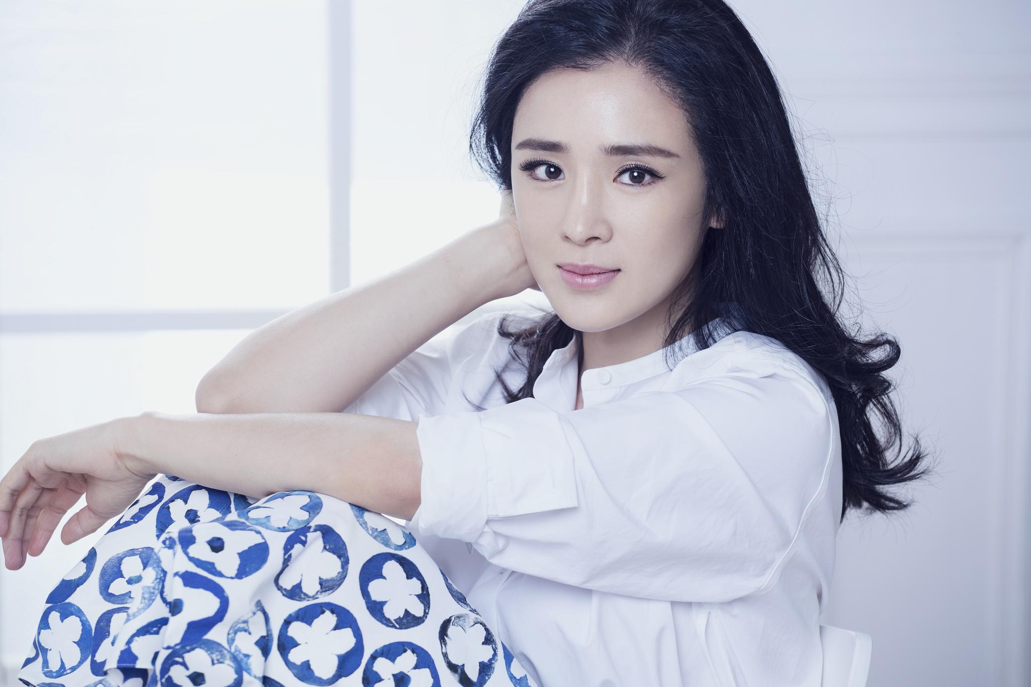 周显欣写真曝光 简约穿搭尽显温婉气质