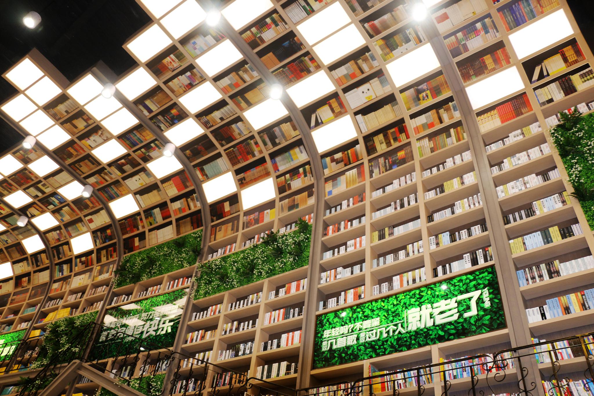 网红打卡圣地10米高巨型书墙惊现重庆