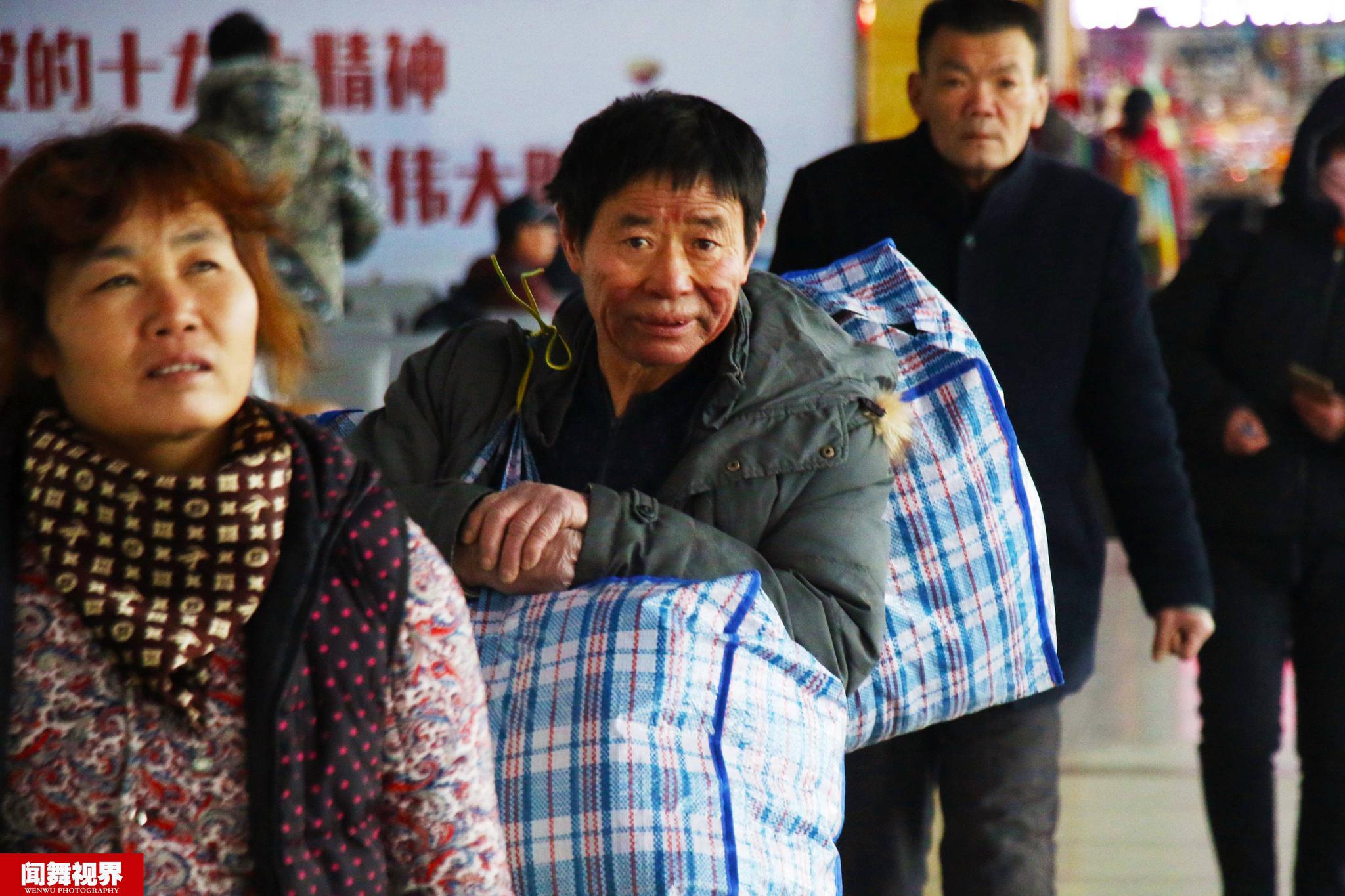 10/ 10这名身背两个蛇皮袋的农民工师傅是摄影师在人流中抓拍的瞬间