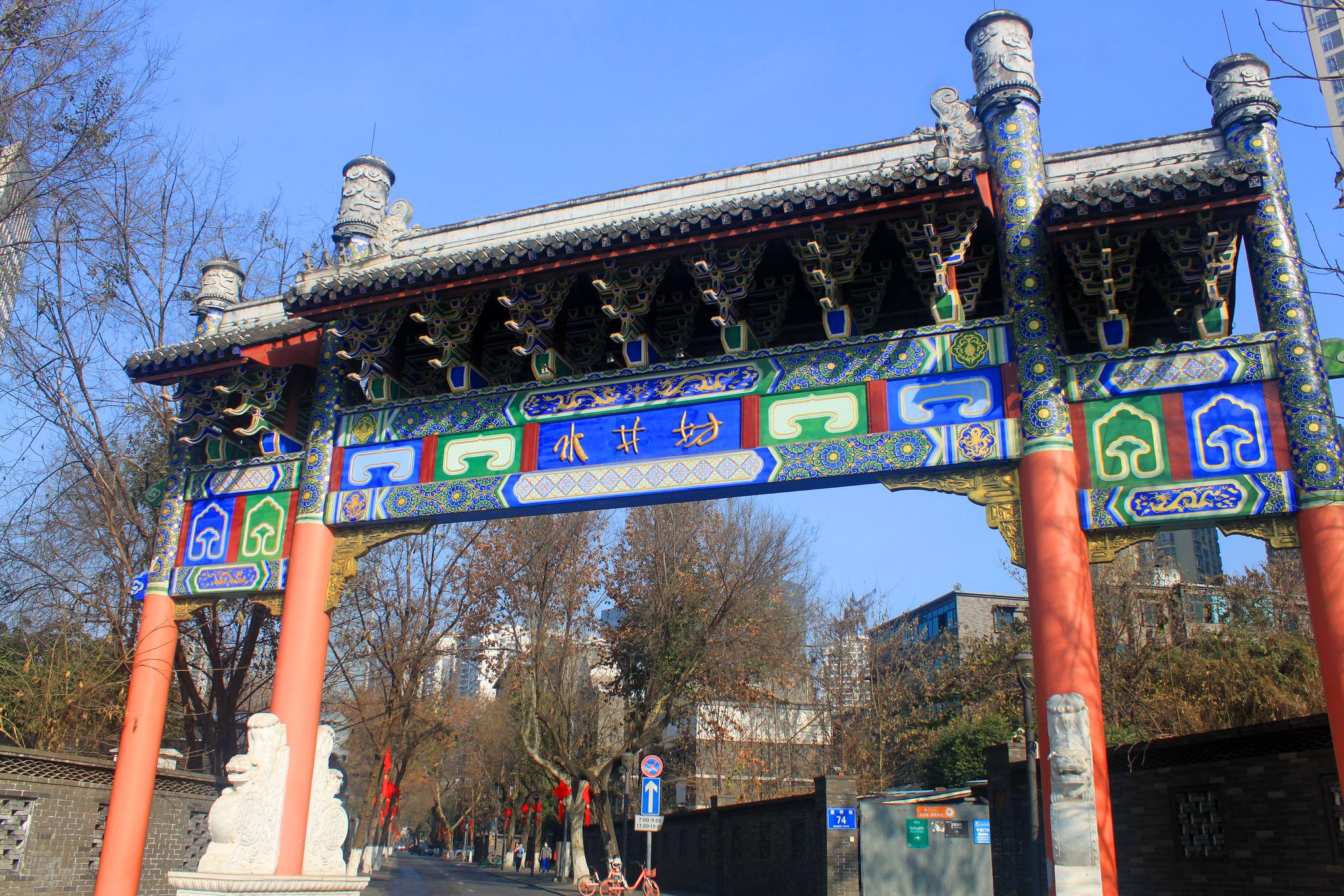 这里就是今年腊月二十九的成都市水井坊牌坊风光.