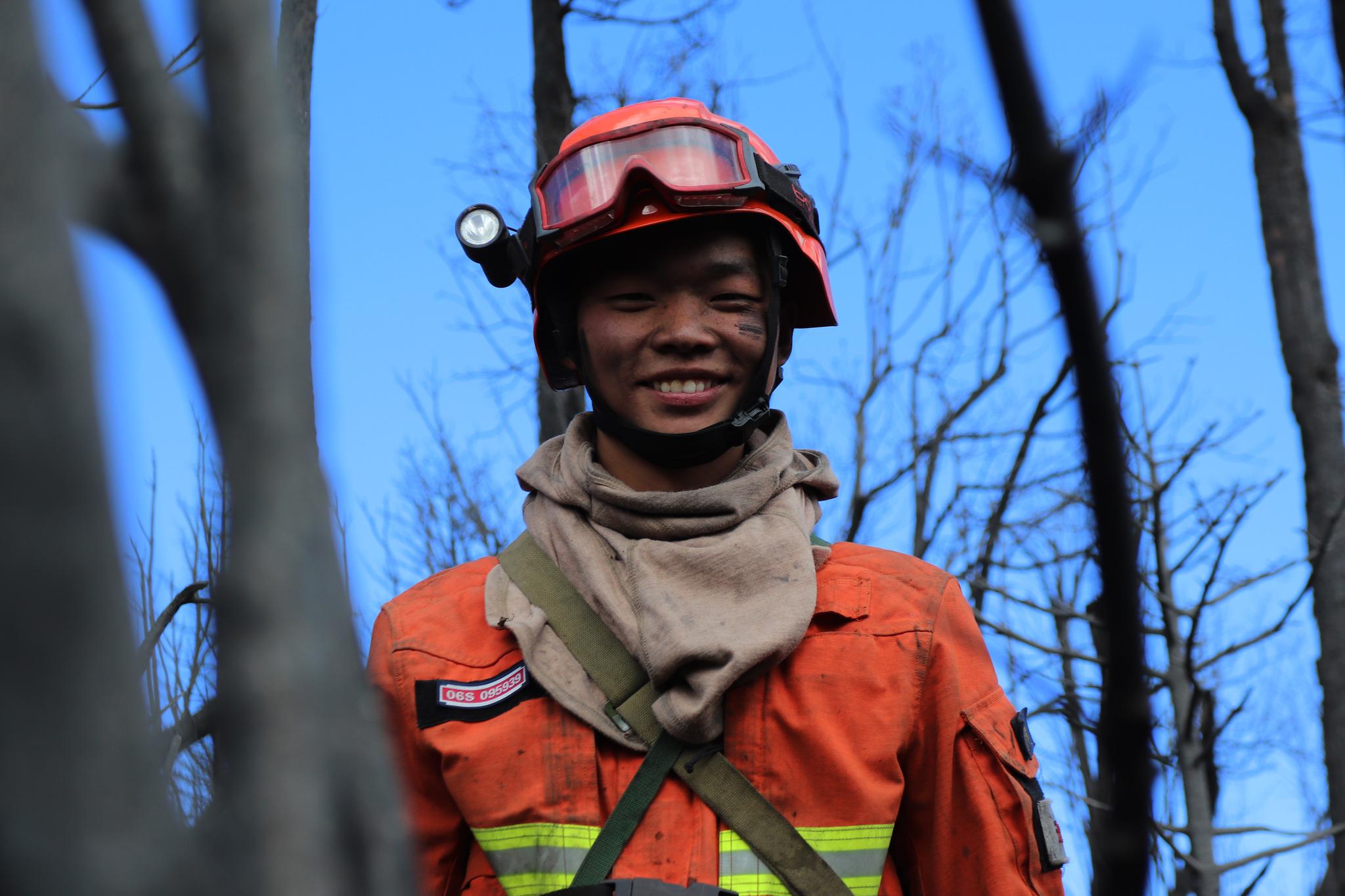 火场上穿越火线,森林消防员留下最美"烟熏妆"