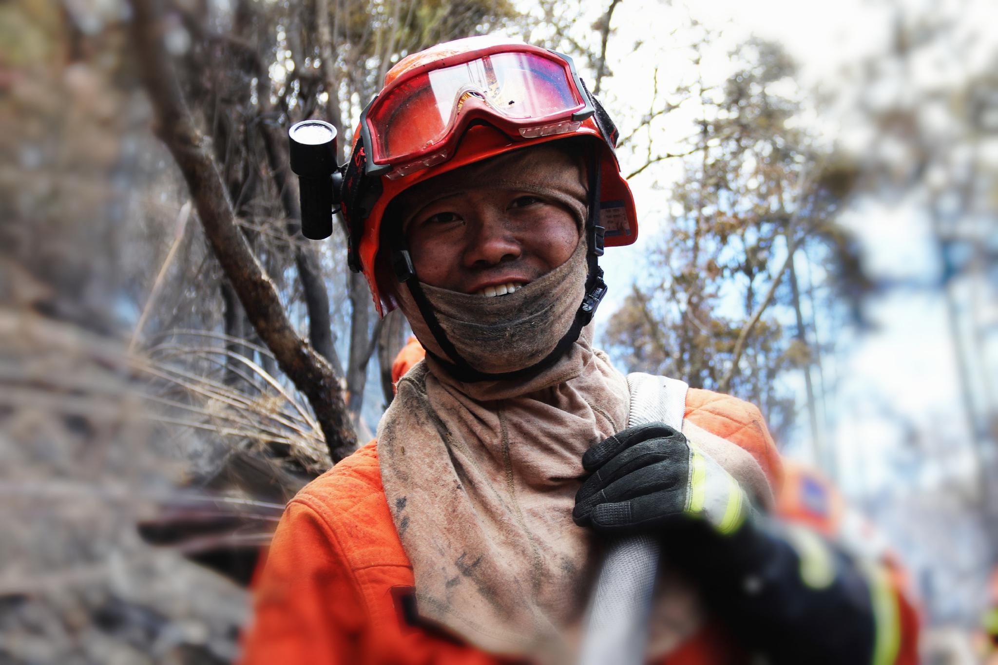 火场上穿越火线,森林消防员留下最美"烟熏妆"