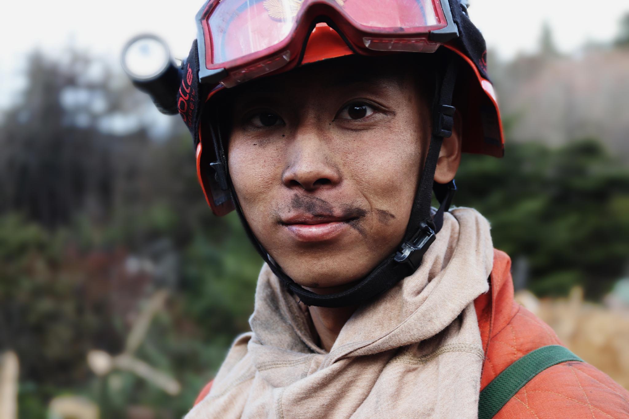 火场上穿越火线,森林消防员留下最美"烟熏妆"