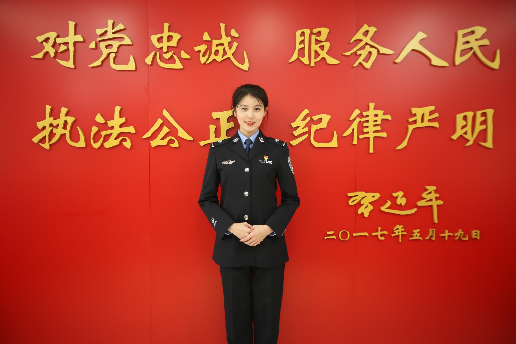 90后女警花拍普法脱口秀走红:凭一己之力让6千万人读懂政策|90后