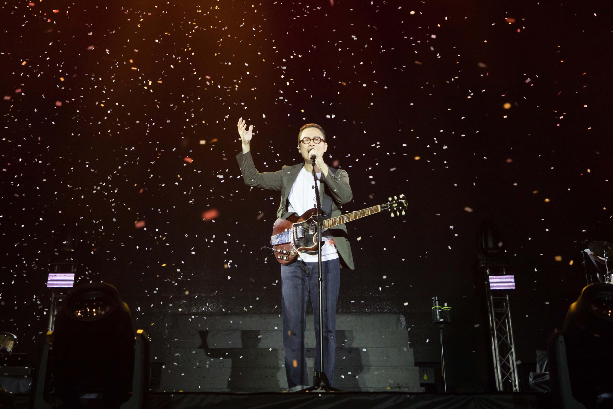 以《鹿港小镇》开场,罗大佑的经典墨镜形象与橘黄色大风扇舞美交相
