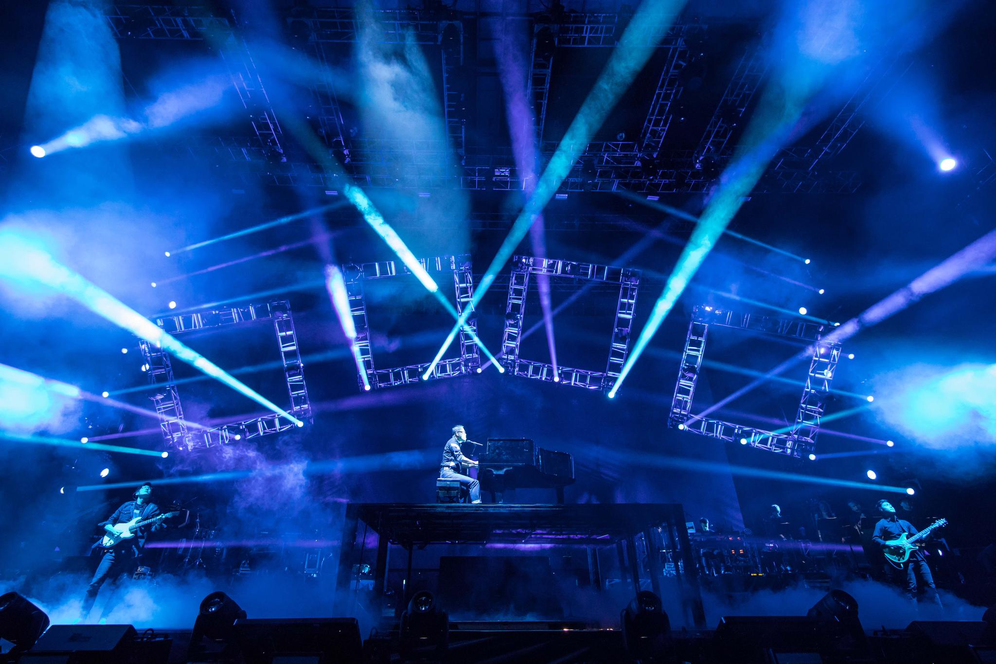 在音乐中流连半生的游子继续创作和演出,为广大歌迷留下关于摇滚的