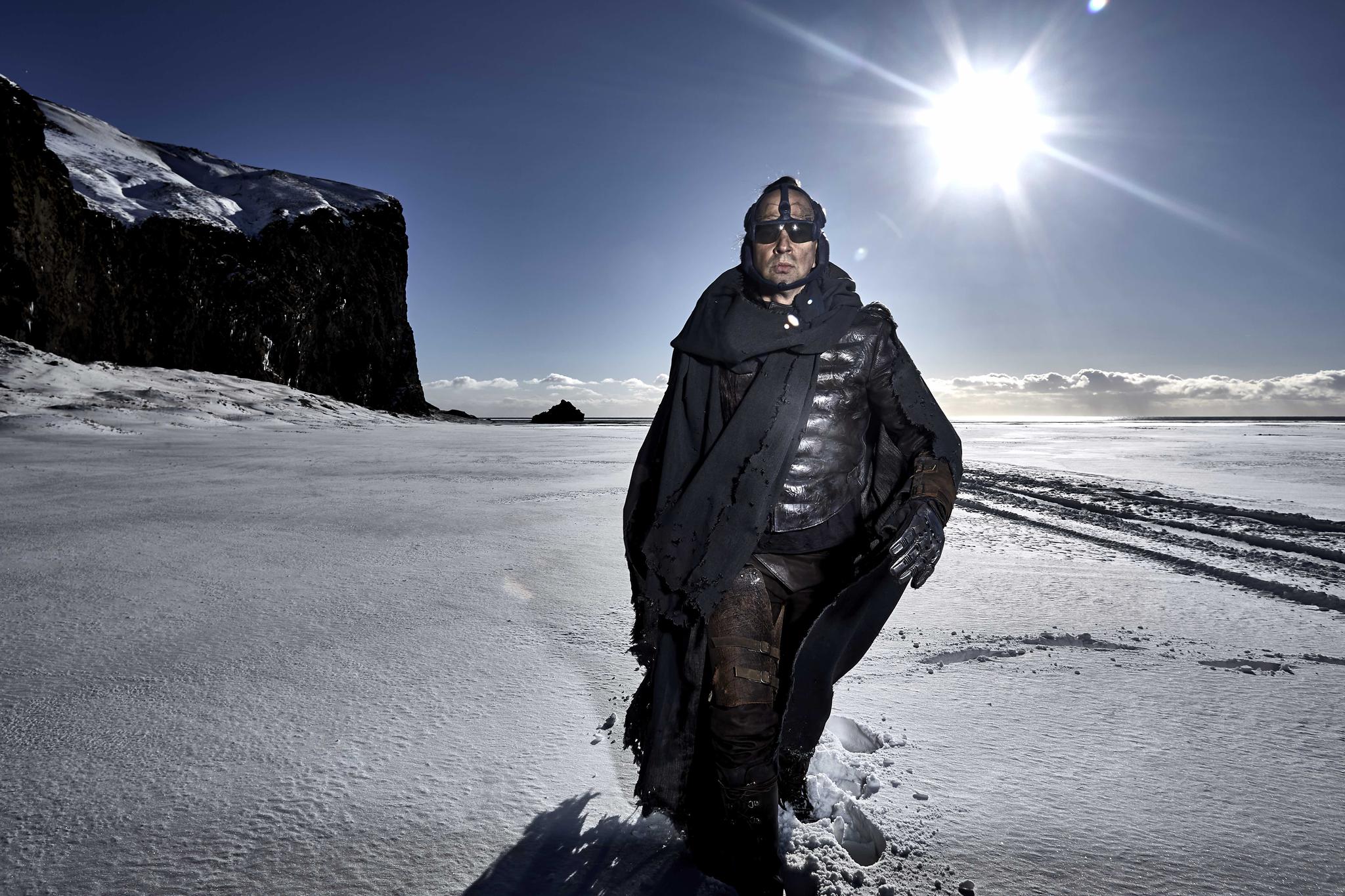 专辑主打歌《逃离迷宫 escape the maze》mv,是一部媲美《异形