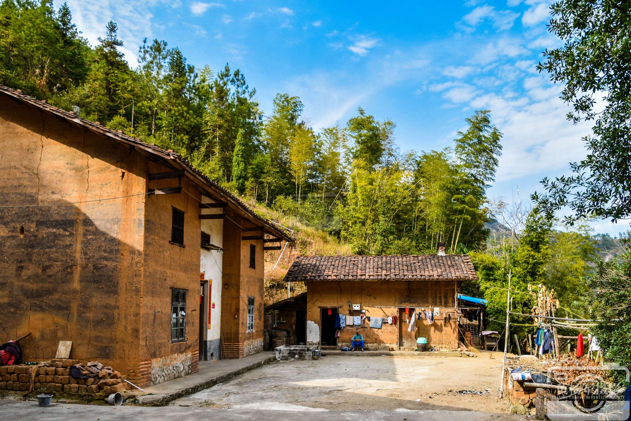 于都偏远深山住着1户人家,熟悉的老土房,让人倍感亲切的老屋