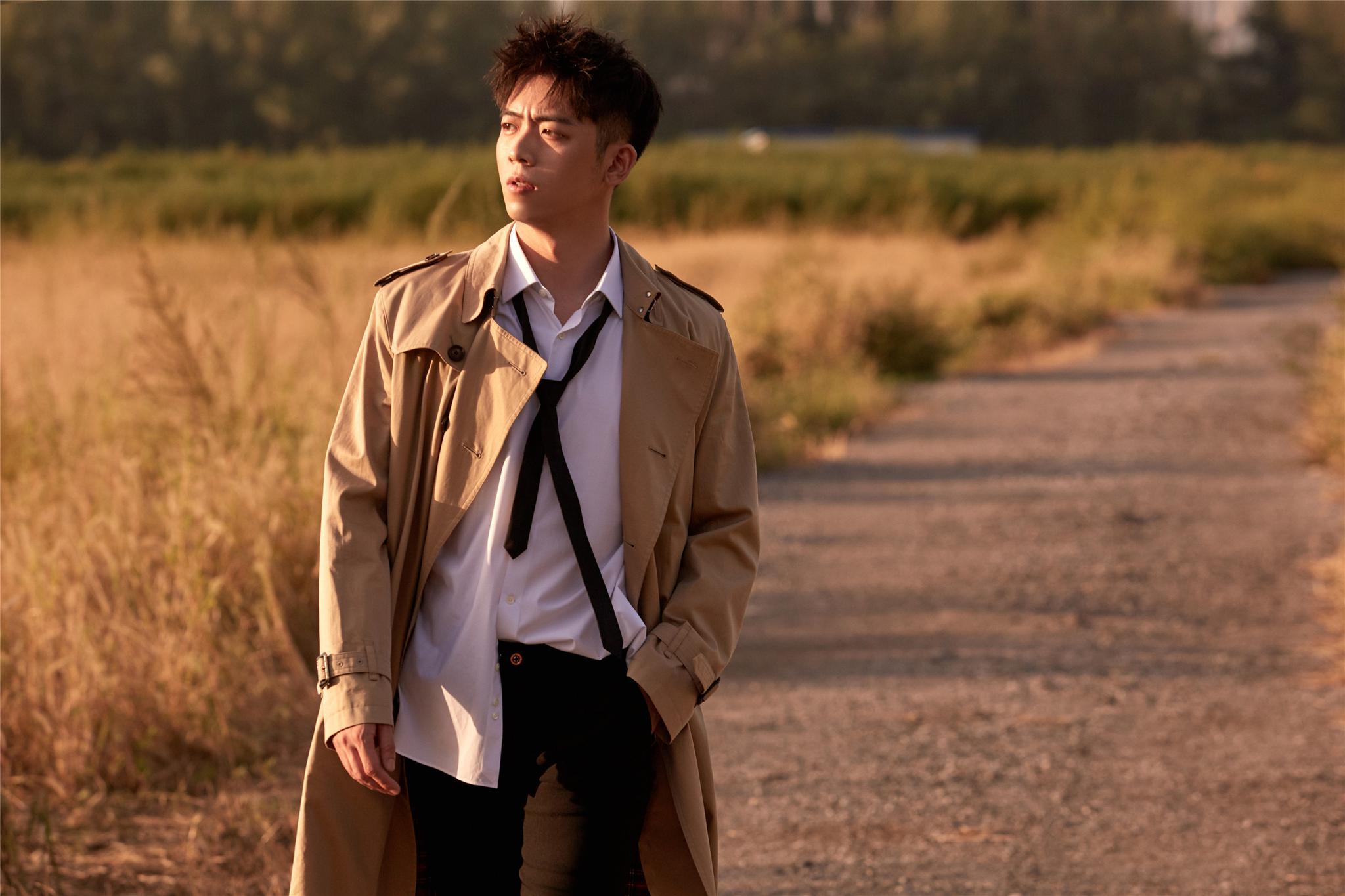 韩明霖风衣写真帅气洒脱秋日型男魅力尽显