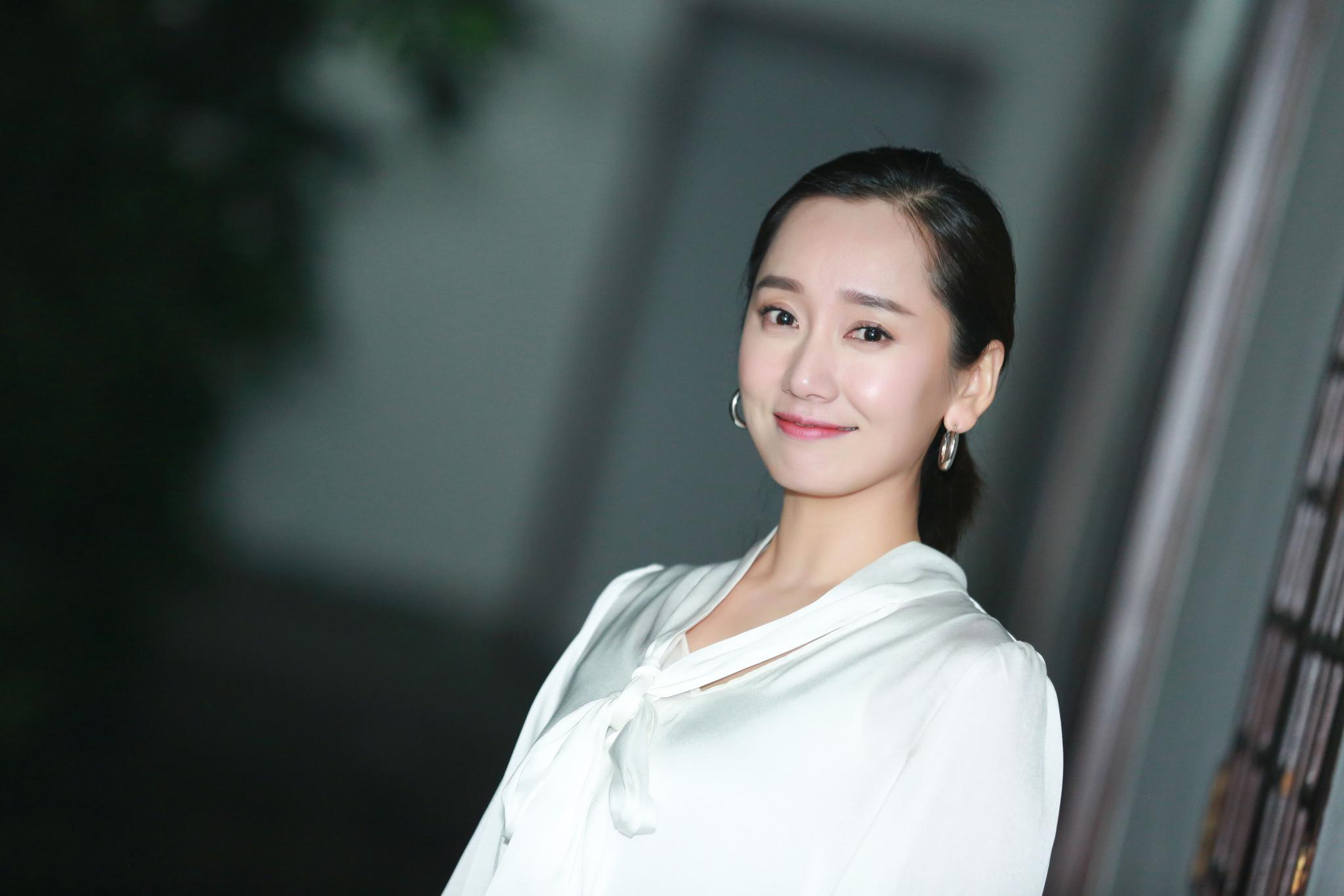 董晴亮相电影周致敬幕后英雄 知性优雅熟女感十足