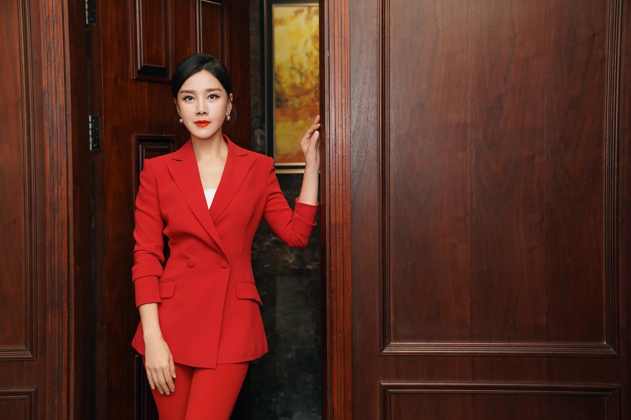 何琳御姐风写真发布 俊逸高级气场全开