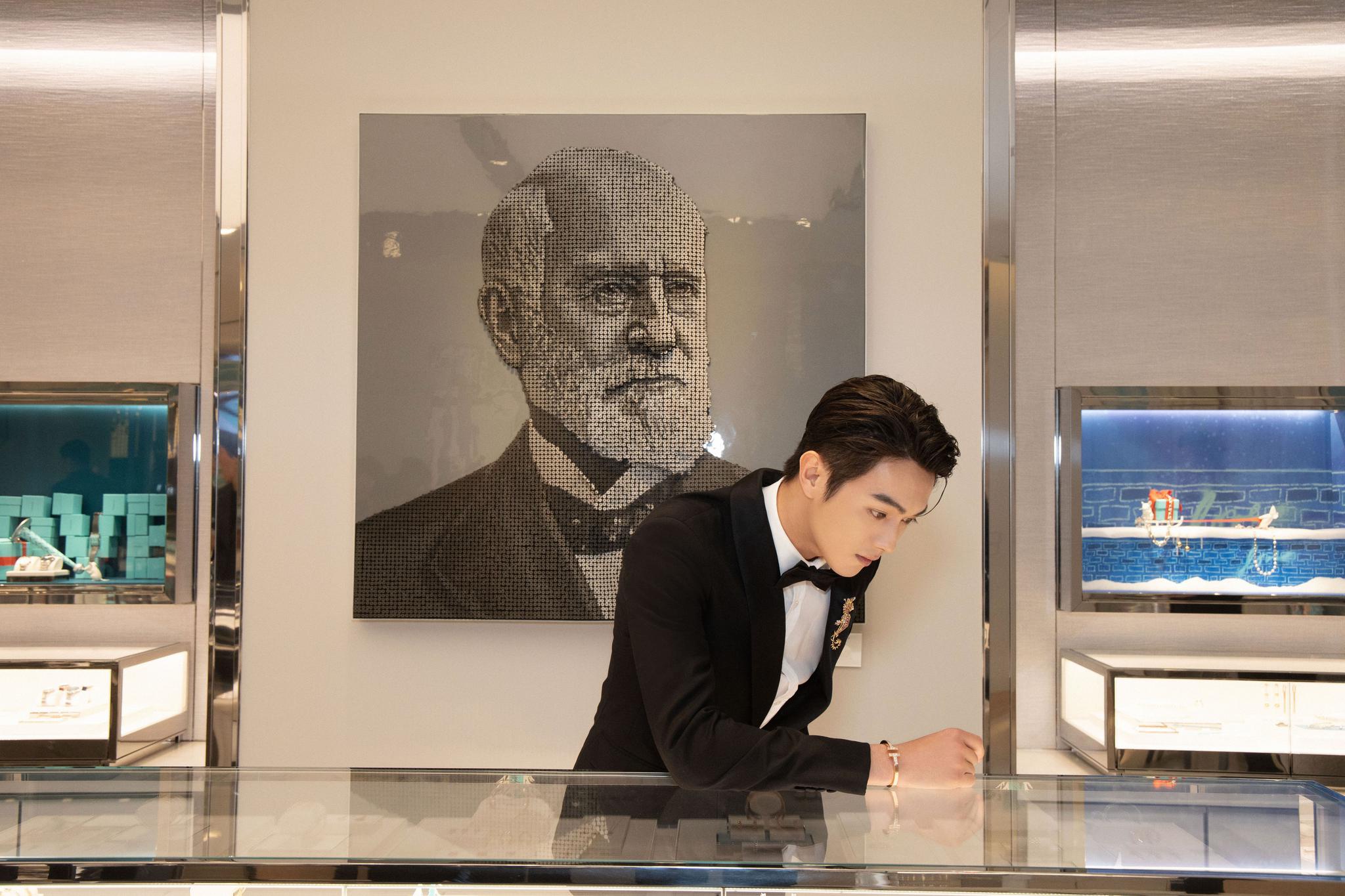 许凯亮相品牌新店揭幕 优雅西装化身上海滩贵公子