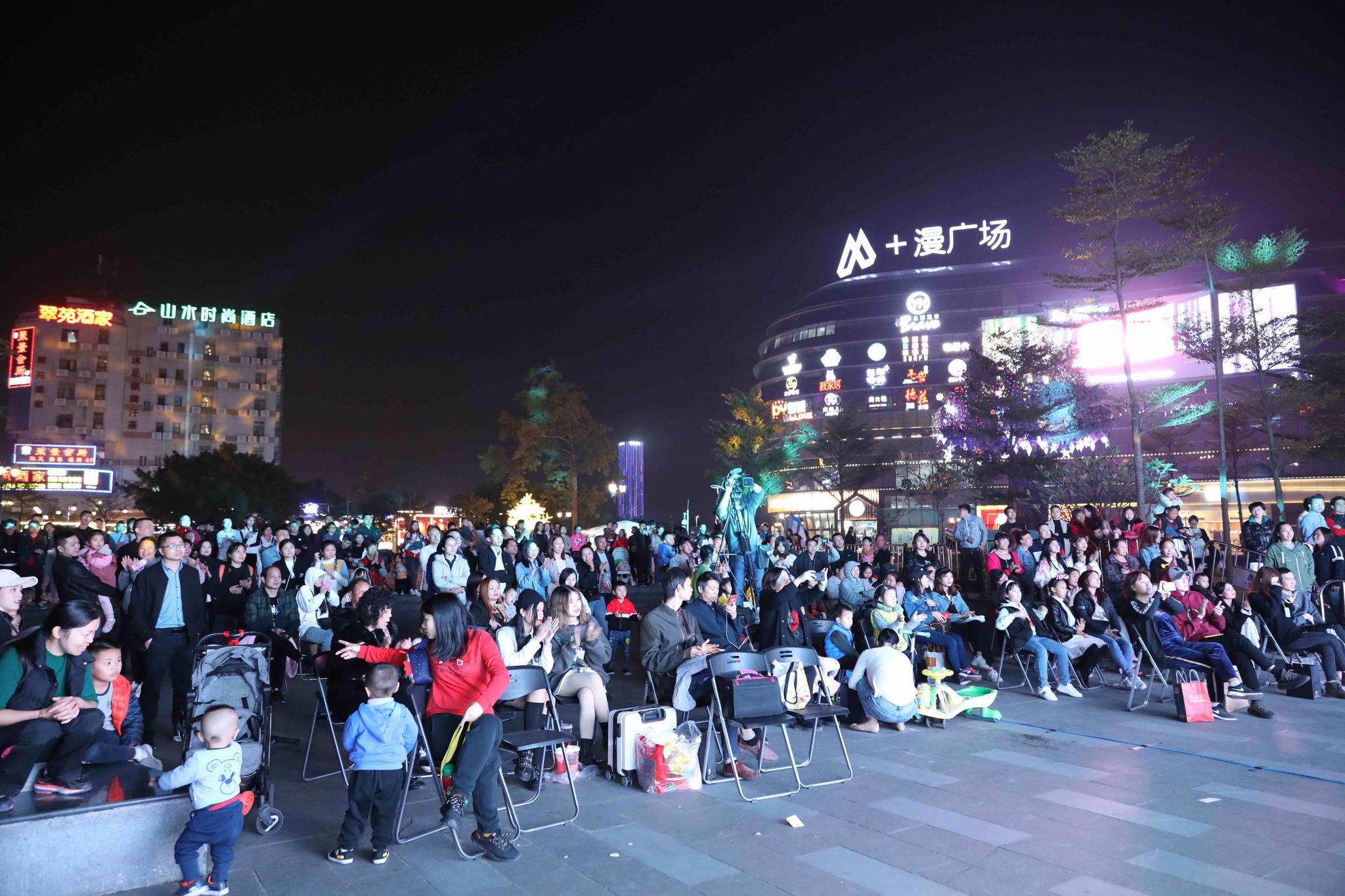 中国好声音小小好声音学员亮相漫广场 听你的·音乐