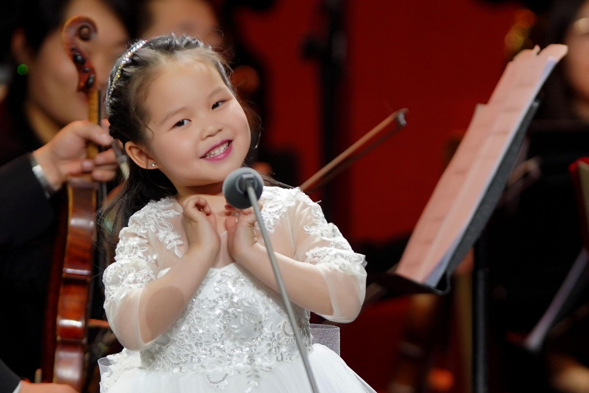 5岁"小春天"人民大会堂演唱童谣《马马嘟嘟骑》惊艳四座