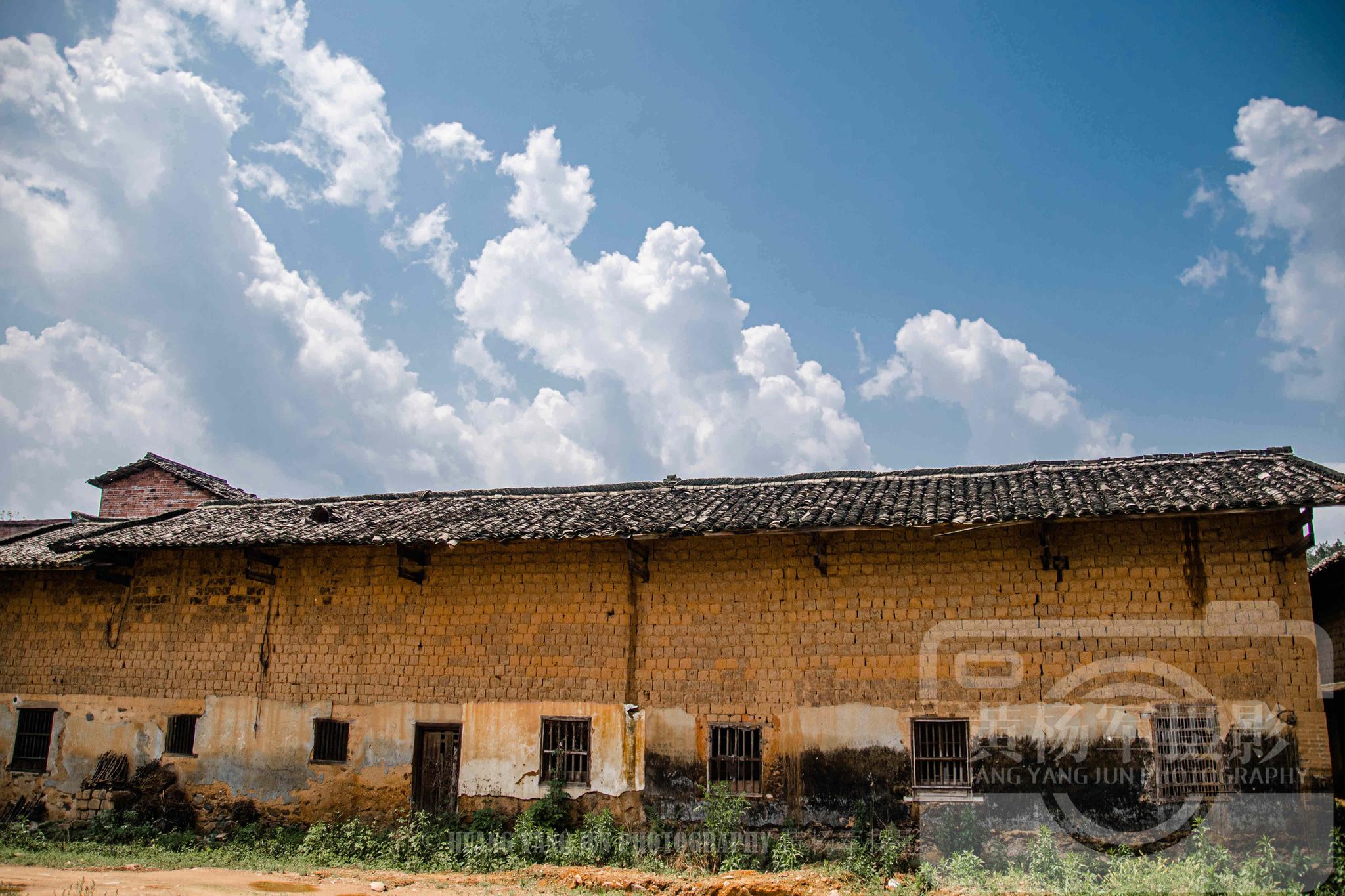 江西于都县藤桥村蓝天下的老屋是故乡的原风景墙上有红军标语