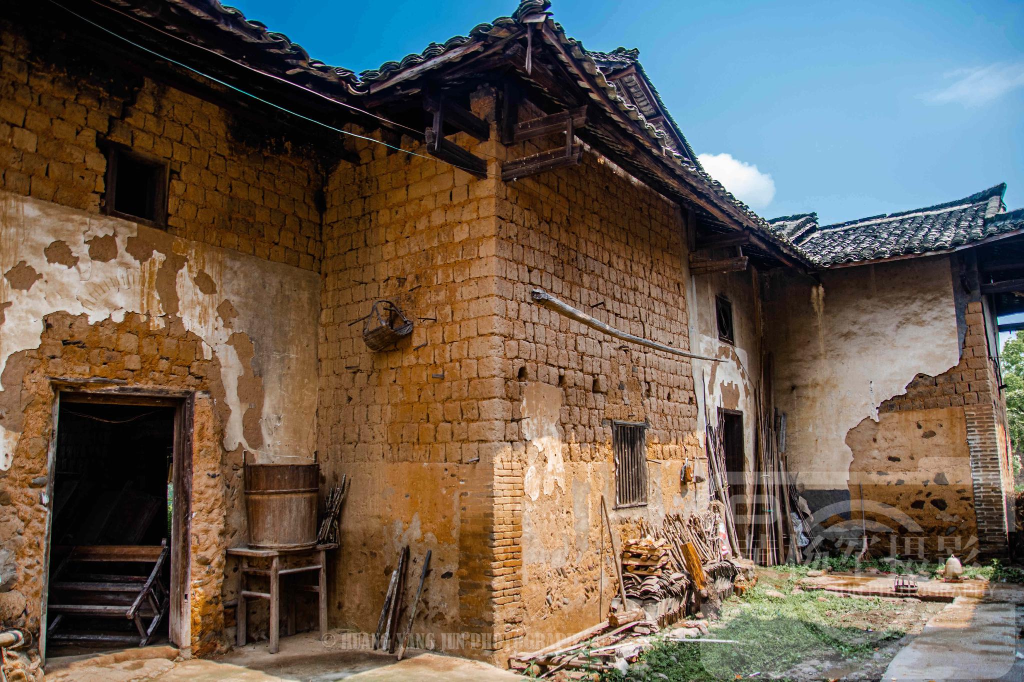 江西于都县藤桥村蓝天下的老屋是故乡的原风景墙上有红军标语