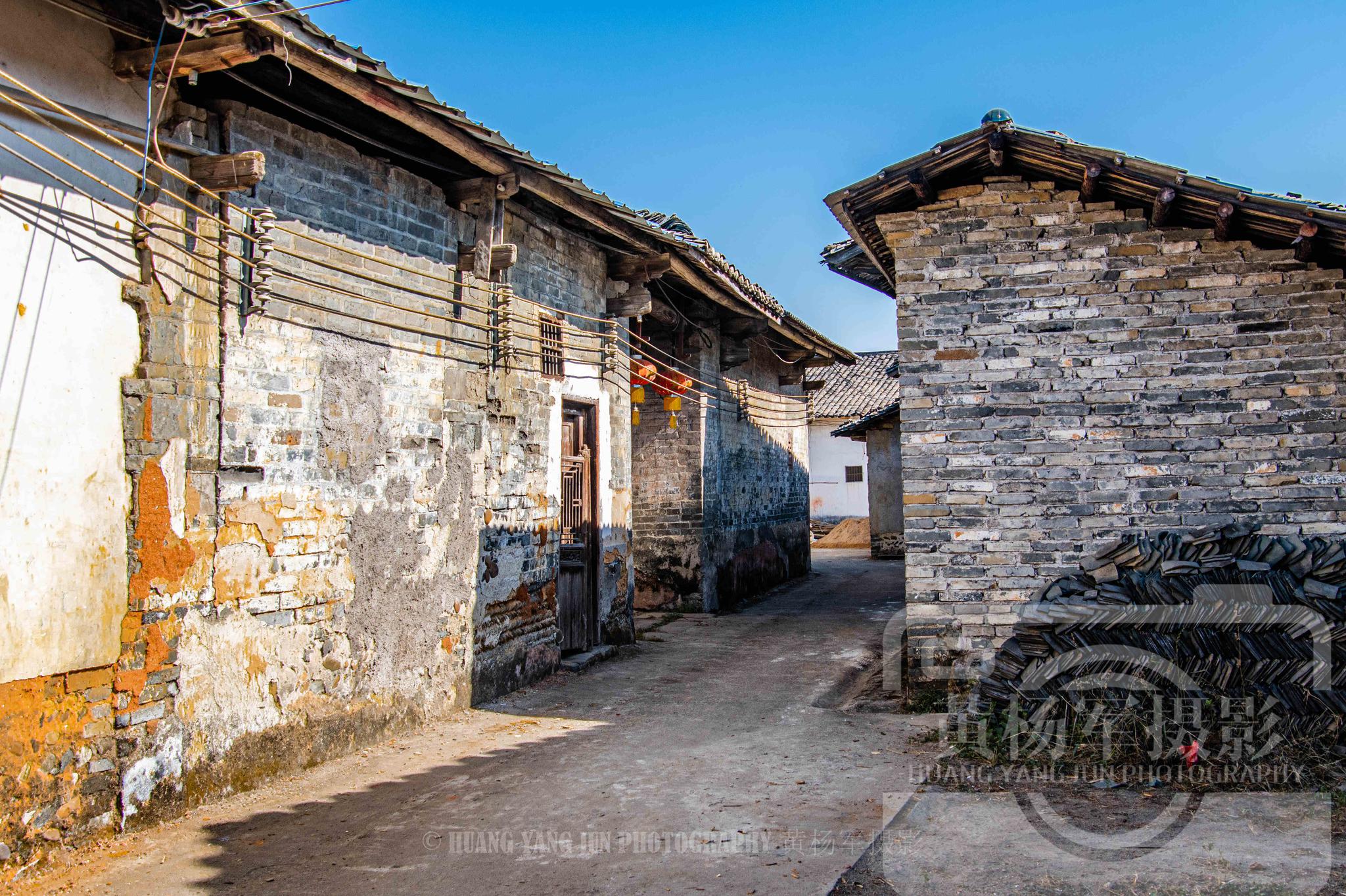 韶关始兴县罗所村的老屋,蓝天下的瓦房有家乡熟悉的印记,看咋样