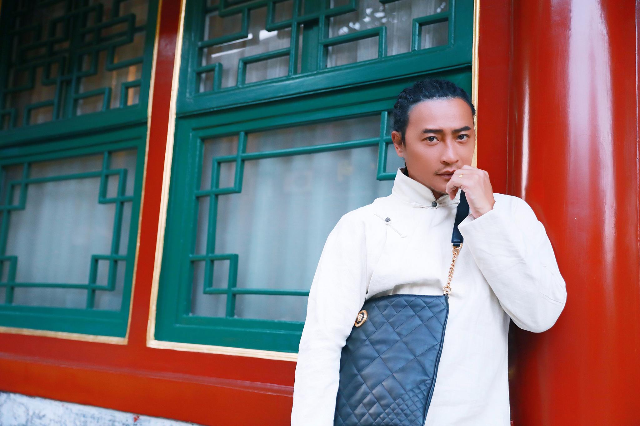 陈志朋中国风街拍上线 "尔泰"再现韵味不减